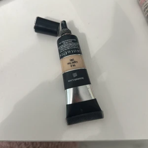 it cosmetics Concealer - bye bye under eye concealer i förgen light tan. waterproof, fullcoverage, anti aging. Använt flera gånger men man behöver jätte lite av den för att få full coverage så det e ganska mycket kvar i den.