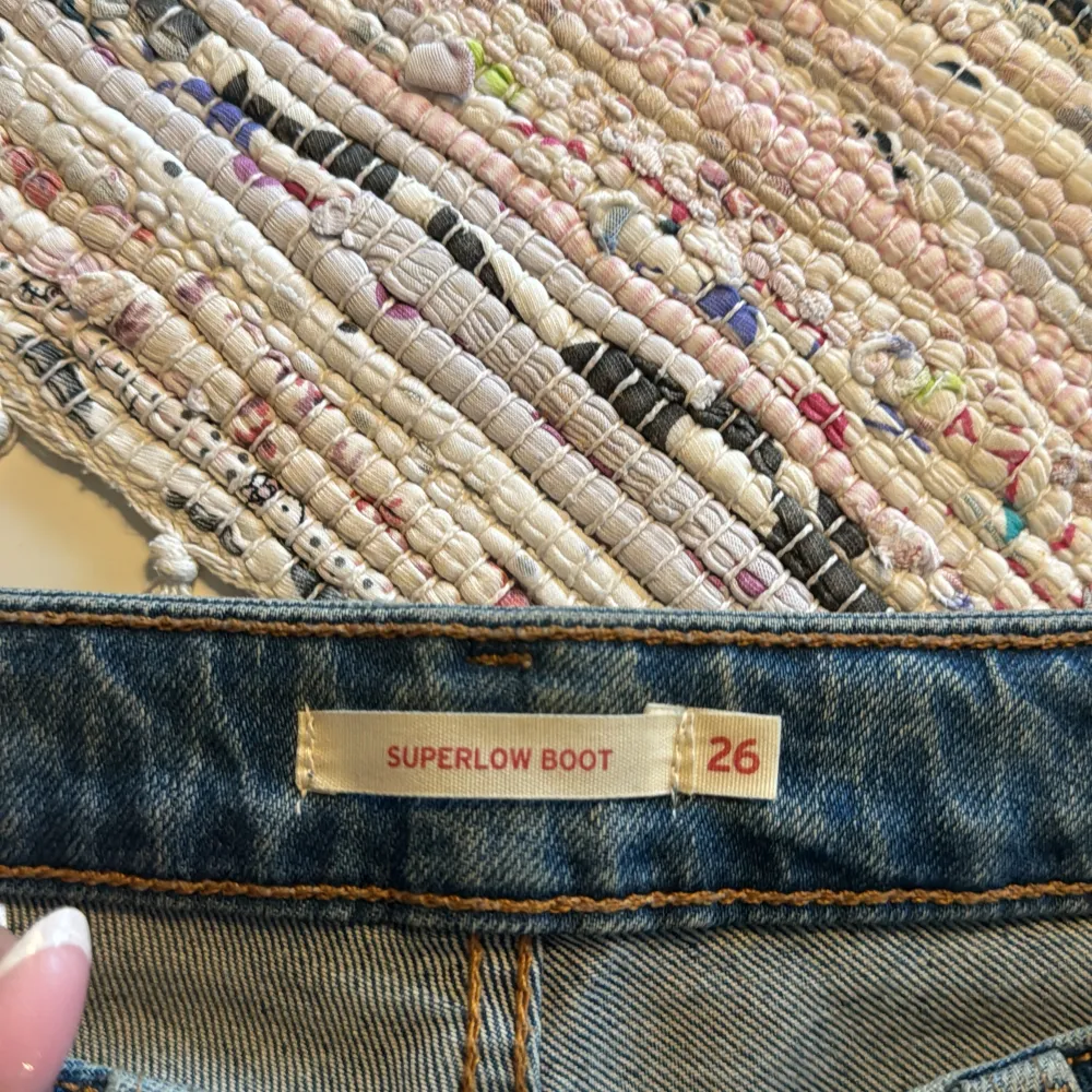 Säljer de här lågmidjade jeansen ifrån Levis, använda en gång! Kostar 950 men säljer för 700kr🫶🏼. Jeans & Byxor.