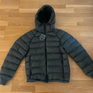 Peak Perfomance jacka  - Helt ny Peak Performance jacka. Kommer med lappen. Säljer den för den är för liten. Nypris 2800kr. Pris kan diskuteras vid snabb affär. 