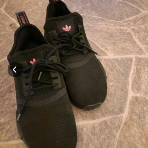 Adidas dam - Strl 41 . Använda få gånger som nya