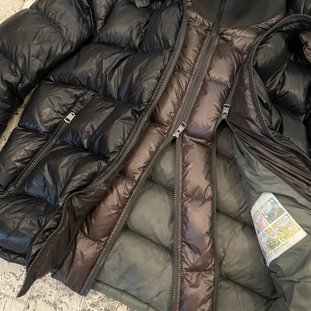 Säljer nu min moncler zin down jacka. Modellen på denna jacka är näst intill identisk med moncler maya, stora skillnaden är att det finns en avtagbar innerdel (syns på bild 4 och 5). Köpt på supplydrop, äkthetsbevis finns såklart Storlek 4-Passar M/L. Jackor.