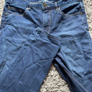 Jeans - Säljer killens jeans då han aldrig använder dem. Super fina med rakaben. 