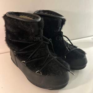 Ett par några år gamla moon boots som fortfarande är i väldigt bra skick, säljer på grund av jag inte får någon användning för de. 