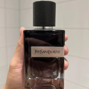 Yves Saint Laurent EDP 60ml - nyskick - Säljer en helt full Yves Saint Laurent Perfym i 60ml. Har testat perfymen 2ggr men inte mer än så. Varsågod att fynda en helt fylld Perfym för 50% rabatt! Nypris: 1100kr 