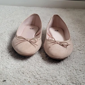Ballerina skor  - Sicket är väldigt bra väldigt få täcken på användning, storlek 37, beiga ballerina skor från hm
