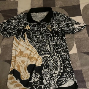 Real madrid t-shirt (limited) - Sällsynt limited real madrid tröja. Riktig fin och är i storlek S. Möts i Göteborg men fraktas även 