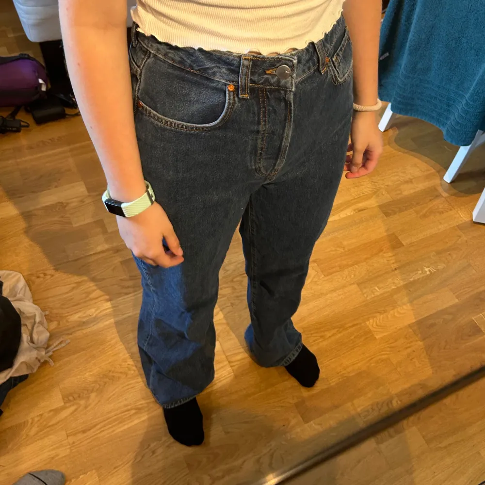 Ett par snygga mörkblå jeans i regular wide med längd 32 och midja 28. Köpt från bikbok. Använd bara 1 gång🤗. Jeans & Byxor.