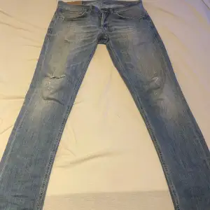 Tjena säljer nu dessa riktigt feta dondup george jeansen som då är slim fit och sitter riktigt perfekt🤩 dom är storlek 31 och sitter perfekt på mig som har 28/32 kom gärna privat ifall ni har några frågor eller behöver fler bilder 💯💯💯🙌🏼