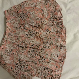 Mönstrad kjol - Kort kjol med shorts under, knappt använd
