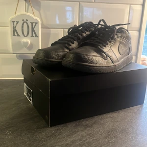 Nike jordans 1 low - Använt bara några gånger  Fint skick Orginallåda finns 