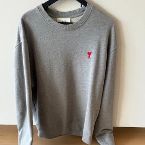 Ami Paris sweatshirt - Ami paris sweatshirt. Storlek: M Nyskick, knappt använd. 