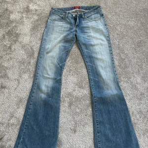 Low waist jeans  - Säljer mina SKIT SNYGGA big star jeans. Dem är väldigt lågmidjade, med as cool tvätt. Älskar dessa jeans. Jeansen är alldeles för små för mig, därför har jah inga bilder på.  Innebenslångden är 74 och det är 35 tvärs över 