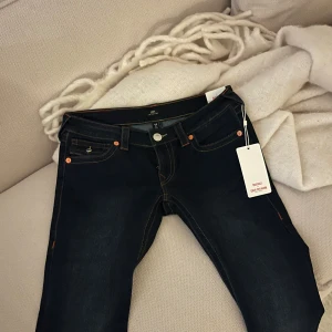 True Religion  - Helt oanvända oanvända true religion jeans, säljer pga att storleken var fel. Finns båda svarta och blåa i W28