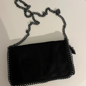 Svart väska - Svart väska använd några fåtal gånger, vet tyvärr inte vart den är ifrån. 