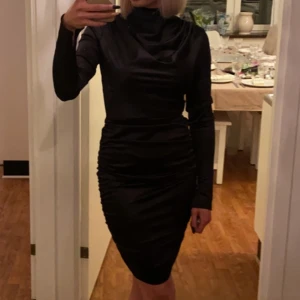 Satin klänning - Klänning från Nelly, storlek S. Stretchigt tyg 