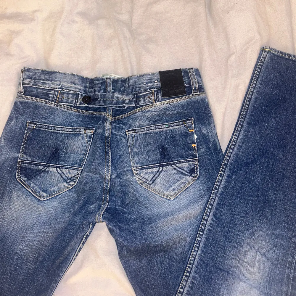 Jättefina lågmidjade jeans med coola detaljer bak. Från Kuyichi, nypris: 1200kr. Passar mig som brukar bära 34/36. 🎀. Jeans & Byxor.