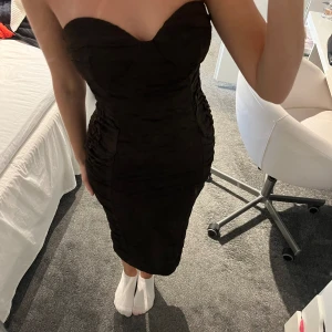 Brun klänning  - Brun långklänning. Köpte den på en vintage butike så vet ej vart klänningen kommer ifrån.