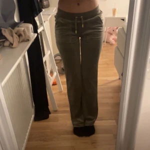 byxor från juciy couture 💚💚 - ett par fina byxor från juciy couture! bra skick, inte noppriga inte använda så mkt💖💖💖