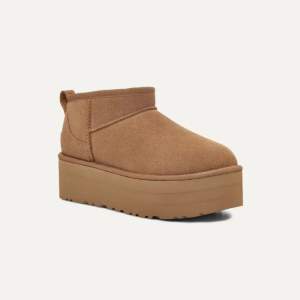 I färgen chestnut✨  I storlek 39 då Uggs tenderar att vara lite små i storleken så passar dig som har 38/39. Använda men i bra skick Köpta för 2000kr säljer för 1200. 