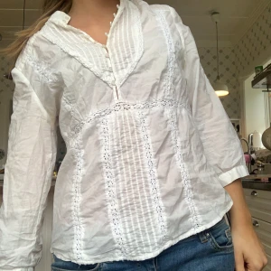  Vit blus💗 - Säljer denna vita blus från bikbok🤍 storlek L men passar mig perfekt som brukar ha xs-s💗