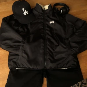 Stussy 8ball sherpa fleece  - Säljer en snygg reversibel 8ball fleece från Stussy. Perfekt för höst och vinter, och den är supermjuk och varm. Äkthet kan ej garanteras då den är köpt på plick. Endast jackan på bilden som säljs!☺️Tveka inte på att skriva vid frågor!