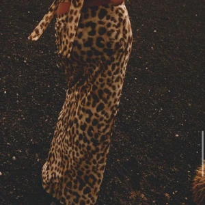leopard kjol - eftertraktad leopard kjol från zara. Storlek S, lite stretchig. använt några få gånger. nypris 259kr 