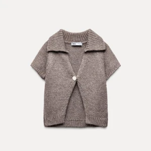 Stickad cardigan med knapp - Helt ny med lappen kvar, fint skick, liten i storleken, nypris 330 kr