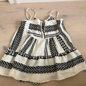 Linne blus  - En jätte söt linne blus som tyvärr har en liten fläck där fram men inte så tydligt på🩷