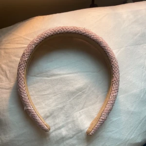 Rosa diadem - Detta säljer jag pågrund av att det inte kommer till användning längre tyvärr💕 hoppas därför att nån annan vill köpa! 