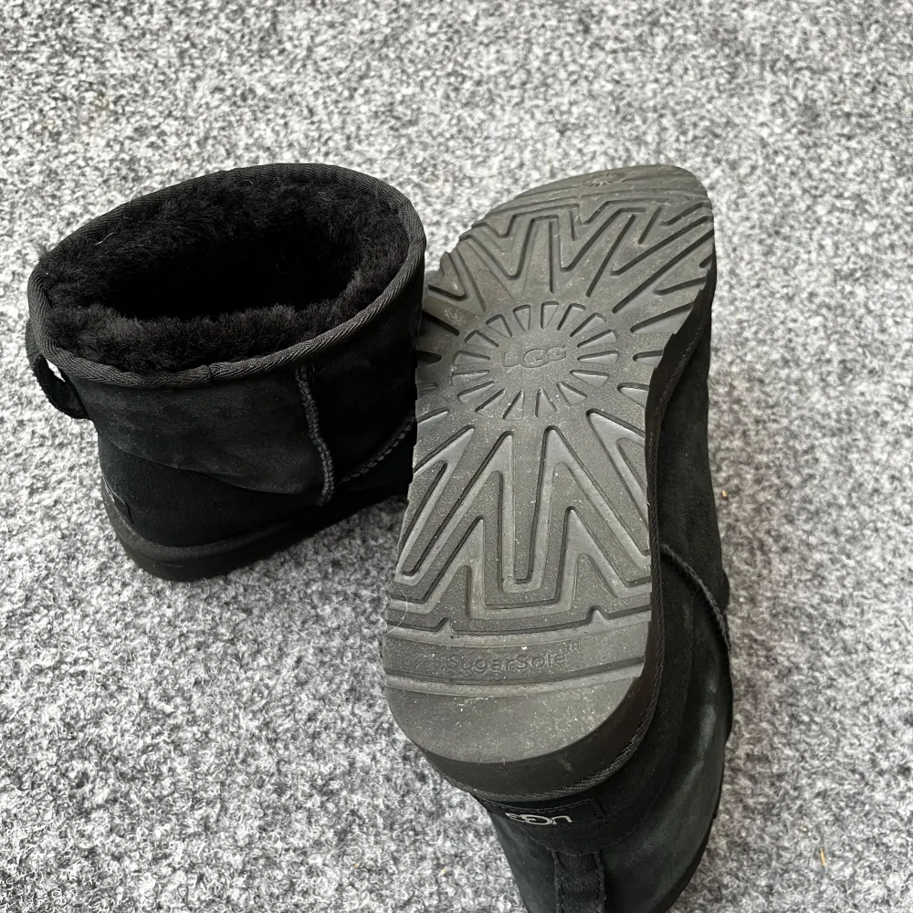 Nu säljer jag mina svarta UGGS i storlek 46 då jag ej använder dom längre. Dom är inköpta förra vintern och är endast använda under förra vinter halvåret lite då och då. Skulle säga att dom är i 9/10 skick. Jättefina och inga skador. Dma vid frågor. Skor.