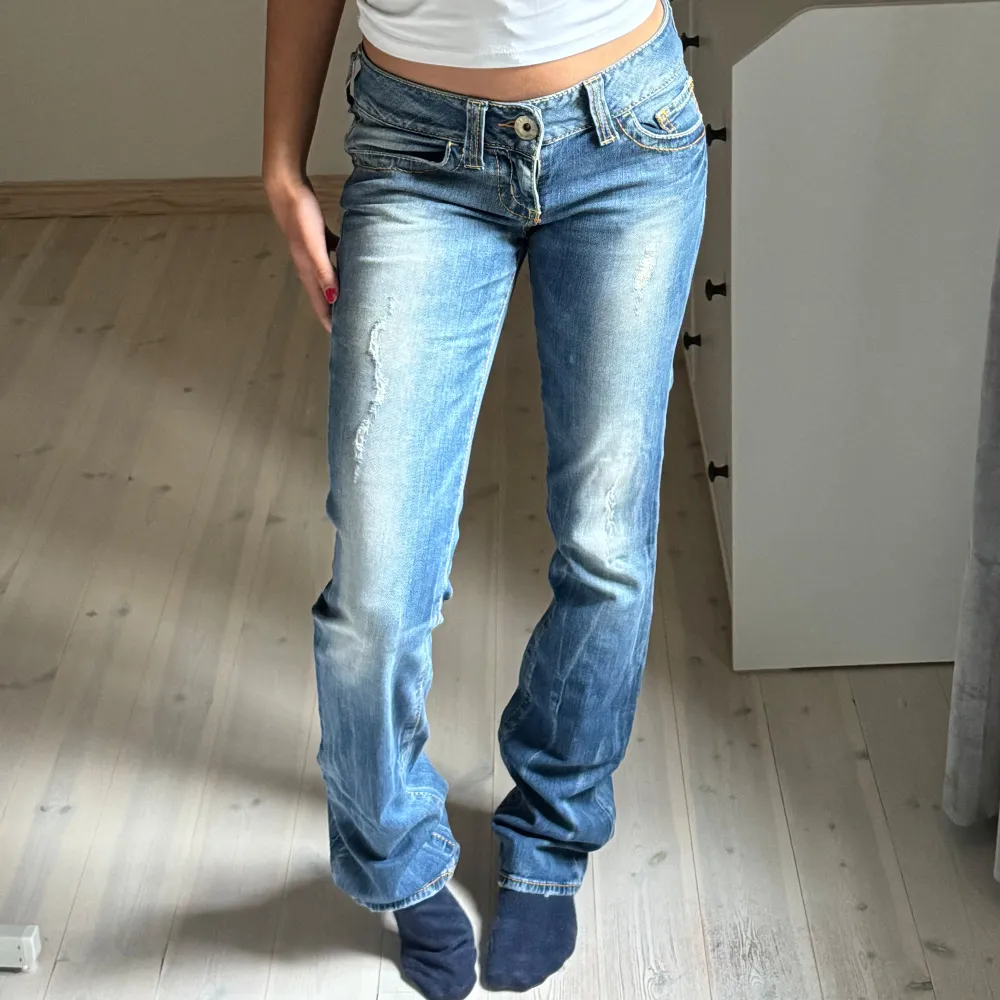 Säljer dessa sjukt snygga och unika jeans från Guess. En av mina favoriter 🙌 skriv för mått. Jeans & Byxor.