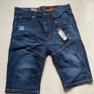 Jeans shorts - Säljer dom för att jag inte använder dom. Dom är oanvända med prislapp kvar på. Ny pris 500kr