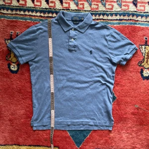 Polo Ralph lauren Piké  - Säljer denna pikén. Mått är följande: Längd, ca 58-59cm Bredd, ca 50cm Axeln till axeln, ca 43cm