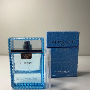Versace Eu Fraiche  -  Eau Fraiche är en träig och manlig parfym för alla moderna män. Parfymen inleder med toppnoter av bergamott, kardemumma och citron