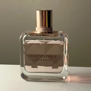 Givenchy Parfym - 50ml, nypris 1400kr. Säljer då den sällan kommer till använding. Den doftar väldigt fräscht och kvinnligt, toppnoter osv ser ni på tredje bilden! 🍐💐