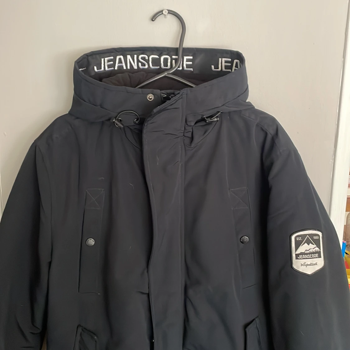 Säljer en varm och tjock vinter jacka, knappt använd och väldigt bra att ha under vintern. - 92