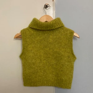 Other Stories stickad topp - Stickad gulgrön topp från Other Stories i nyskick 🧚‍♀️ Superskönt material! Perfekt inför hösten ⭐️