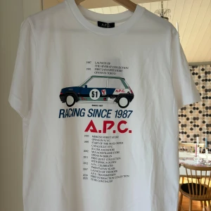 APC t-shirt  - Säljer denna sprillans nya APC tishan i strl S alla lappar sitter kvar, hör av dig vid intresse.