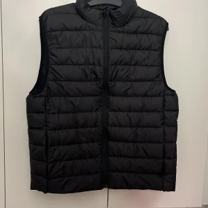 Bäst Herr - Helt ny H&M väst, endast testad 1 gång men var förstor. Den är i storlek L men passar också dom som har XL. Priset är 300 men kan också tänka mig att sänka vid smidig affär 