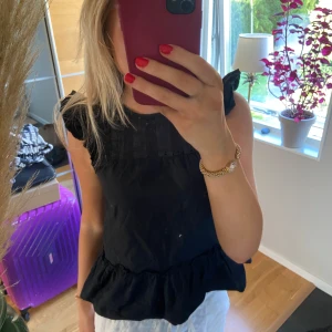 Svart blus - Superfin blus från H&M, knappt använd i st xs, men passar mig som vanligtvis bär s/m💘💘