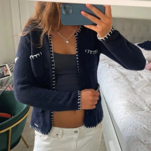 Kofta  - Mörkblå kofta med coola detaljer perfekt till hösten!❣️🍁(lånade bilder)