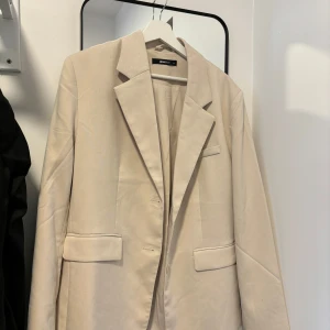 Kavaj - Säljer denna snygga beige kavaj från Gina tricot. Så fint skick och perfekt för hösten🥰