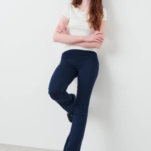 Yoga pants  - I storlek 158/164 från Gina Young. Passar xxs-s då de är stretchiga. De är ganska långa på mig som e 161 så passar om man e 160-165. Aldrig använda! Nypris 200 o säljer för 175 men kan sälja för lägre om man köper snabbt!
