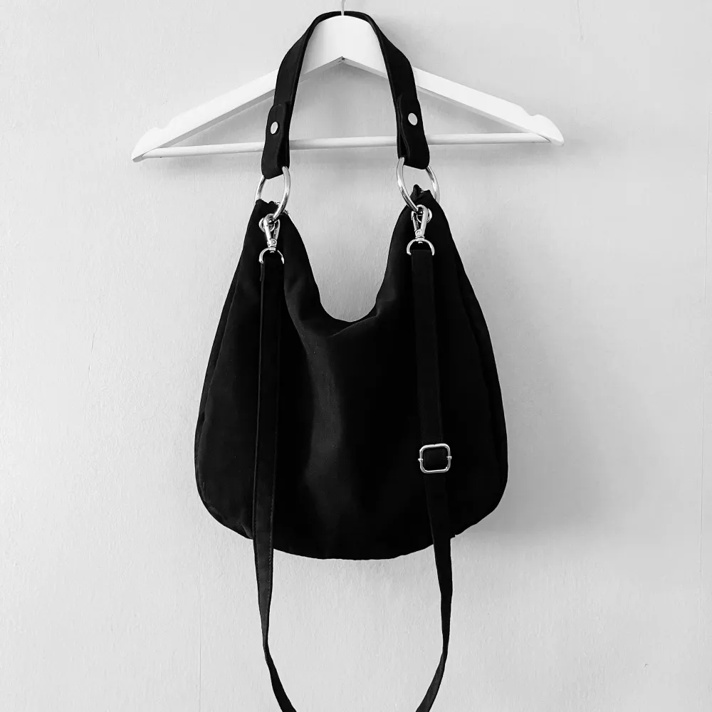 Jättefin svart hoboväska från H&M i mockaimitation! ⛓️👜🖤34x34x10cm 📏I superbra skick! ✨Fodrad och har ett mindre innerfack inuti med blixtlås. En längre avtagbar axelrem medföljer vid köp. Blev även snabbt slutsåld så passa på! 🫶🏻Köp nu 💌. Väskor.