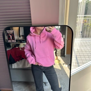 Hoodie BIKBOK - Rosa hoodie från bikbok, knappt använd och i välsigt bra skick, storlek XS. Hör av er för frågor!!!