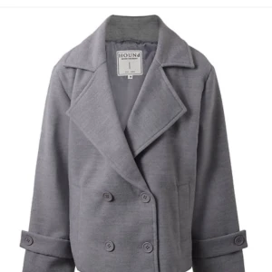 Jacka  - Knappt andvänd säljer pågrund av fel storlek ☺️ (nypris 900) 