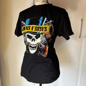 Guns N’ Roses t-shirt, aldrig använd. Unisex!🖤