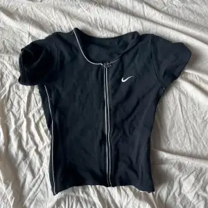 Super snygg Nike topp köpt second hand. Har dragkedja i mitten o halva dragkedjor på båda sidorna❤️ Fint skick och skulle säga att den är som en xxs/xs