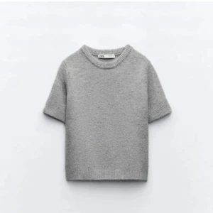 Stickad t-shirt zara - Jätte bra skick, aldrig använd. Storlek L (liten i storleken)