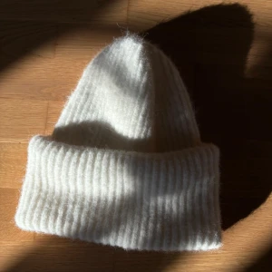 vit mössa - säljer en vit mysig mössa då den aldrig kommer t bra användning, stor o tjockt material, helt ny 💕💕